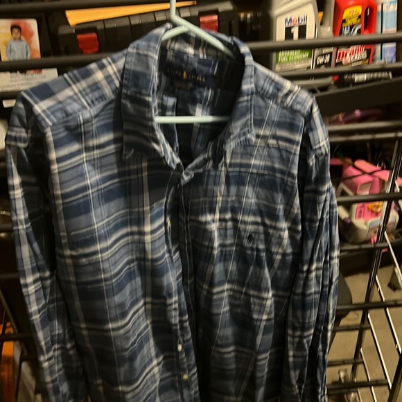 Small hole on right arm on backside - Picture 1 of 4